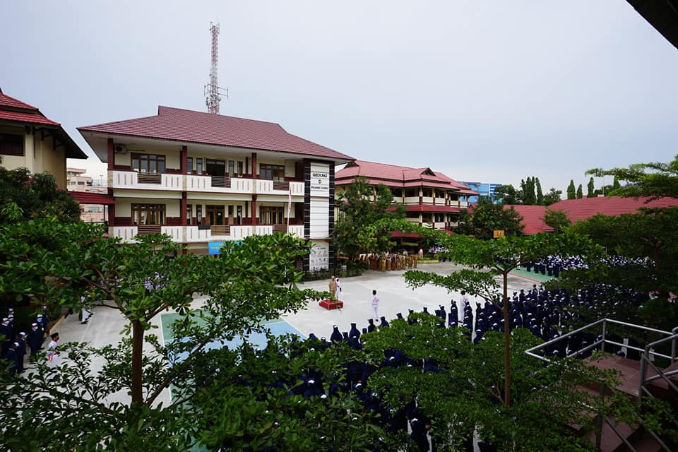 Kepala sekolah SMP Negeri 1 Balikpapan sedang memberikan sambutan di acara sekolah